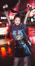 马尾辫的虞书欣 城市街道高清街拍手机背景图片