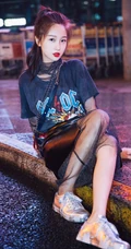 马尾辫的虞书欣 城市街道高清街拍手机背景图片