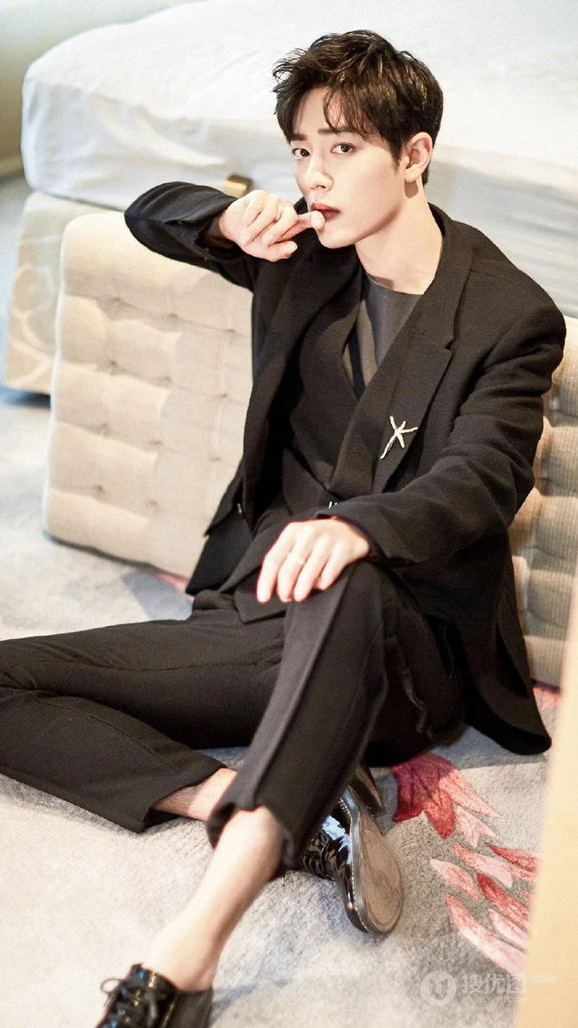 你们的肖战来啦！人气明星肖战西服造型个人手机壁纸图片