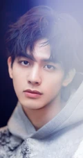 型男宋威龙秋季卫衣大头像近照写真壁纸图片