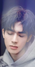 型男宋威龙秋季卫衣大头像近照写真壁纸图片