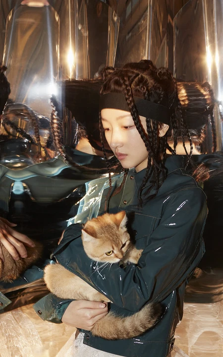 纯情女星周冬雨全新朋克小辫子造型手机壁纸 好抢眼