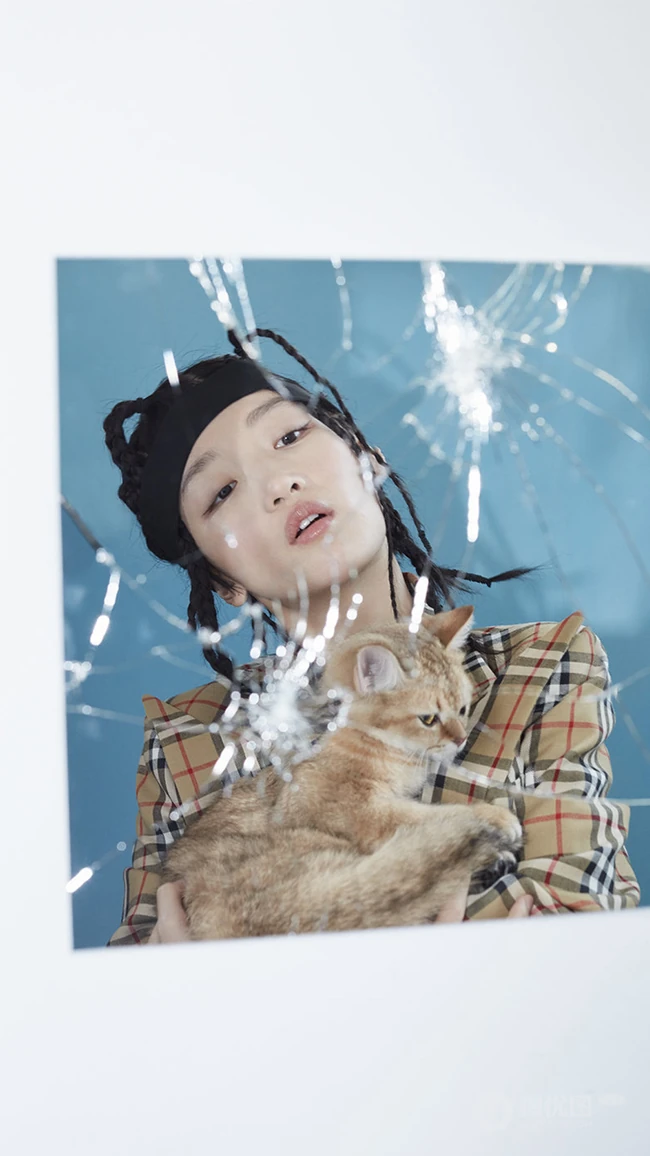 纯情女星周冬雨全新朋克小辫子造型手机壁纸 好抢眼