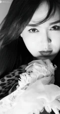 长发美女明星唐嫣单色调近照写真手机壁纸