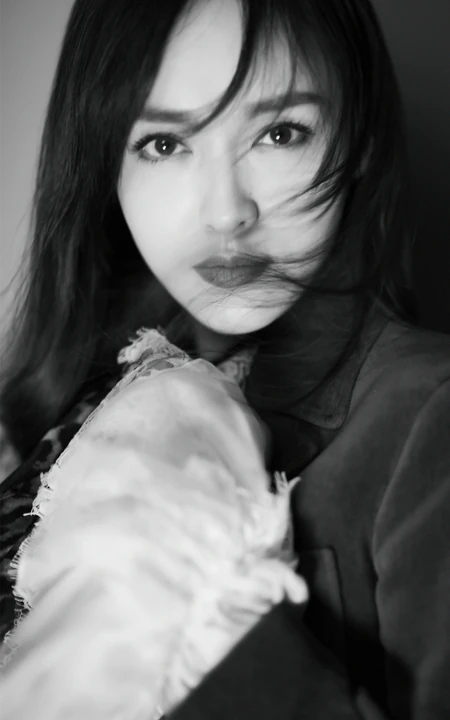 长发美女明星唐嫣单色调近照写真手机壁纸