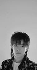 易烊千玺纯色时尚型男范写真手机壁纸