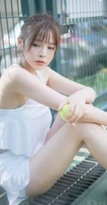 全白运动装短裙女生夏木颖网球场打球尽显纤细线条写真图片