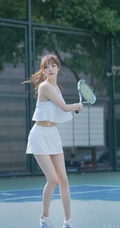 全白运动装短裙女生夏木颖网球场打球尽显纤细线条写真图片