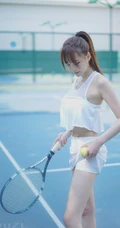 全白运动装短裙女生夏木颖网球场打球尽显纤细线条写真图片