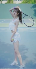全白运动装短裙女生夏木颖网球场打球尽显纤细线条写真图片