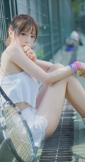 全白运动装短裙女生夏木颖网球场打球尽显纤细线条写真图片