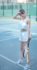 全白运动装短裙女生夏木颖网球场打球尽显纤细线条写真图片
