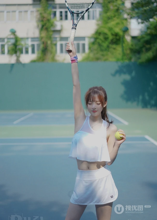 全白运动装短裙女生夏木颖网球场打球尽显纤细线条写真图片