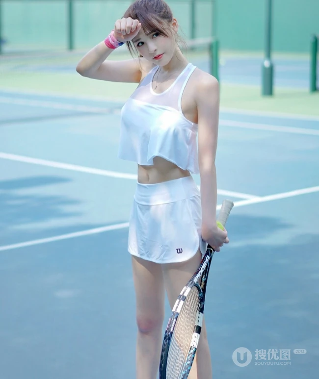 全白运动装短裙女生夏木颖网球场打球尽显纤细线条写真图片