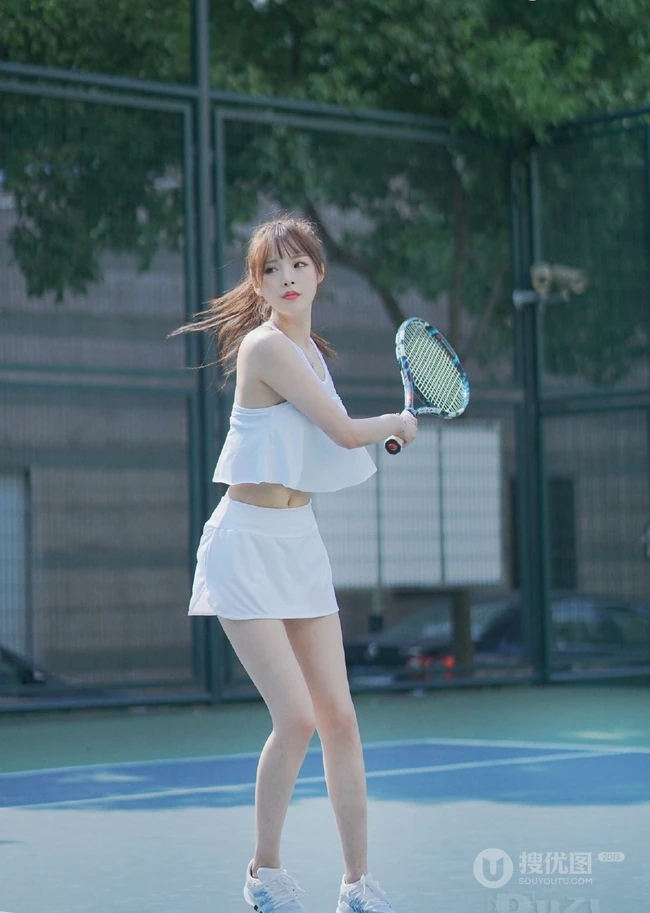 全白运动装短裙女生夏木颖网球场打球尽显纤细线条写真图片