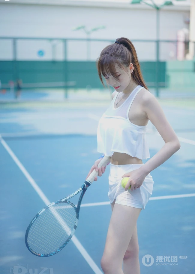 全白运动装短裙女生夏木颖网球场打球尽显纤细线条写真图片