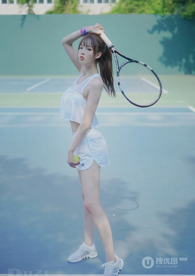 全白运动装短裙女生夏木颖网球场打球尽显纤细线条写真图片