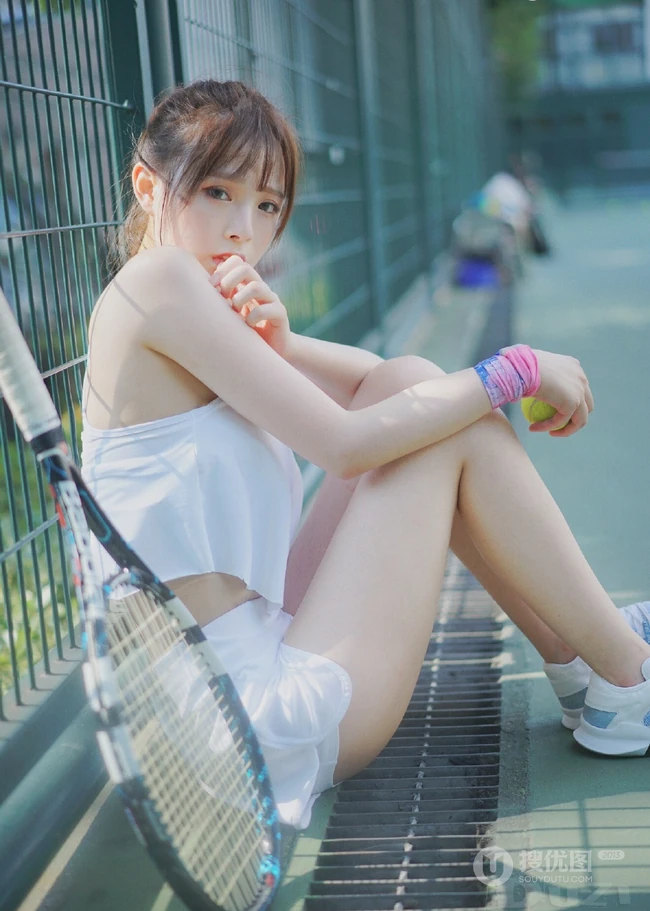 全白运动装短裙女生夏木颖网球场打球尽显纤细线条写真图片