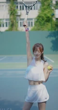 全白运动装短裙女生夏木颖网球场打球尽显纤细线条写真图片