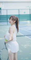 全白运动装短裙女生夏木颖网球场打球尽显纤细线条写真图片