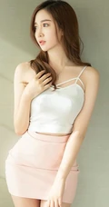 气质女生林佳沫优雅动人演绎三套服饰室内写真图片