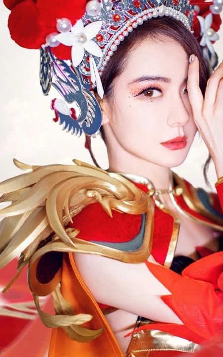 女生戚薇微博晒酷美京剧花旦造型，cos虞姬手持双箭