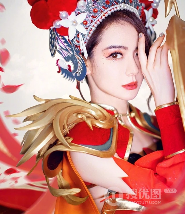 女生戚薇微博晒酷美京剧花旦造型，cos虞姬手持双箭