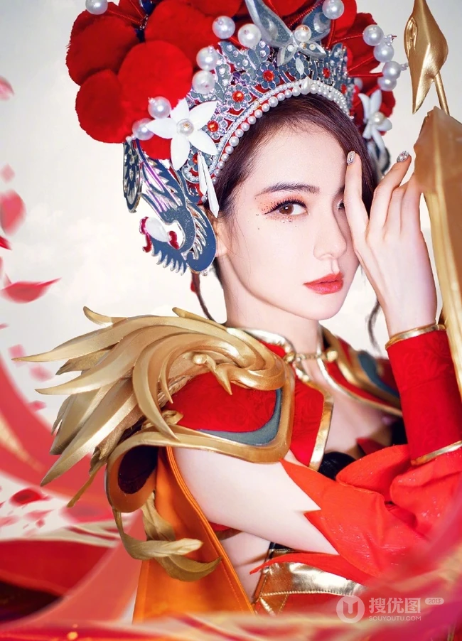 女生戚薇微博晒酷美京剧花旦造型，cos虞姬手持双箭