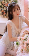 浅粉法式刘海精选大眼少女袜装线条感动人闺房写真图片