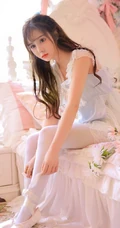 浅粉法式刘海精选大眼少女袜装线条感动人闺房写真图片