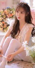 浅粉法式刘海精选大眼少女袜装线条感动人闺房写真图片