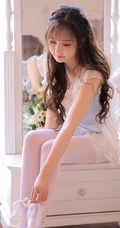 浅粉法式刘海精选大眼少女袜装线条感动人闺房写真图片