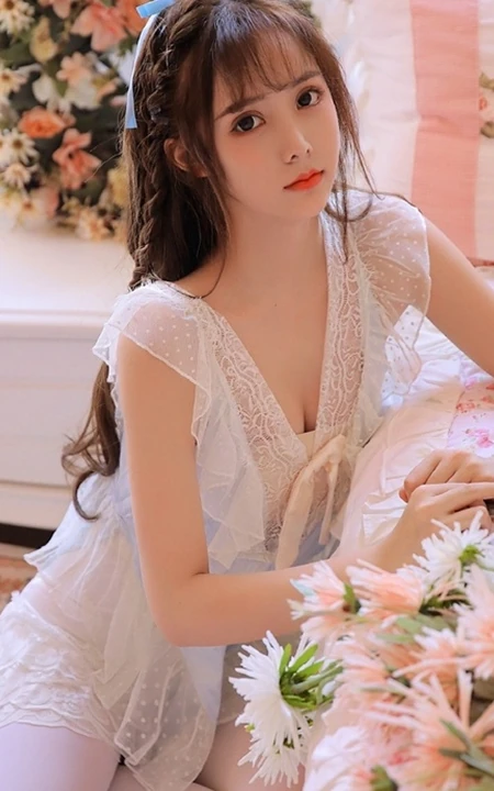 浅粉法式刘海精选大眼少女袜装线条感动人闺房写真图片