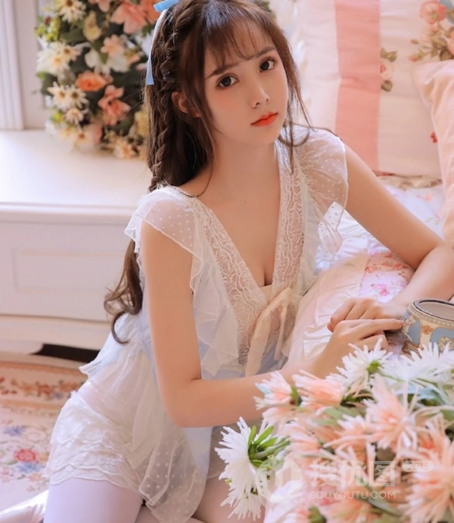 浅粉法式刘海精选大眼少女袜装线条感动人闺房写真图片