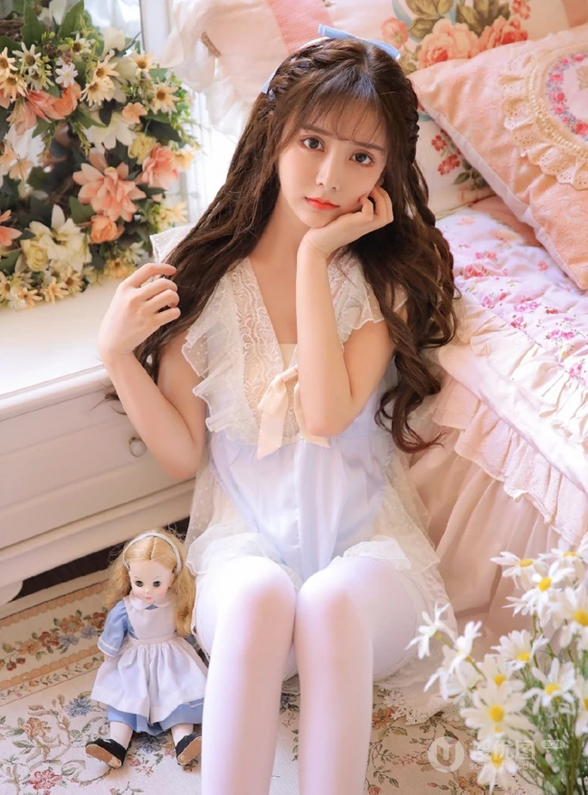 浅粉法式刘海精选大眼少女袜装线条感动人闺房写真图片