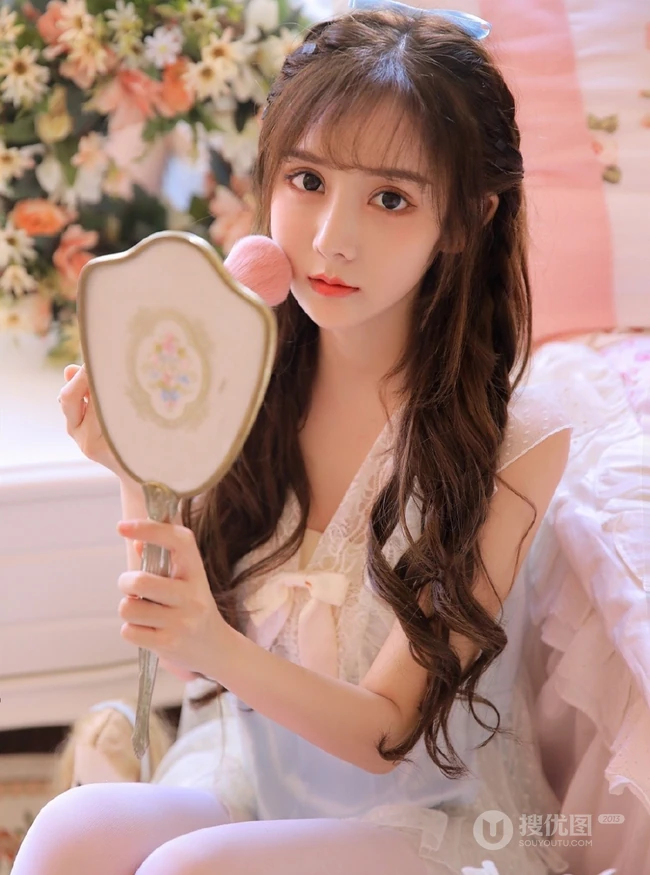 浅粉法式刘海精选大眼少女袜装线条感动人闺房写真图片