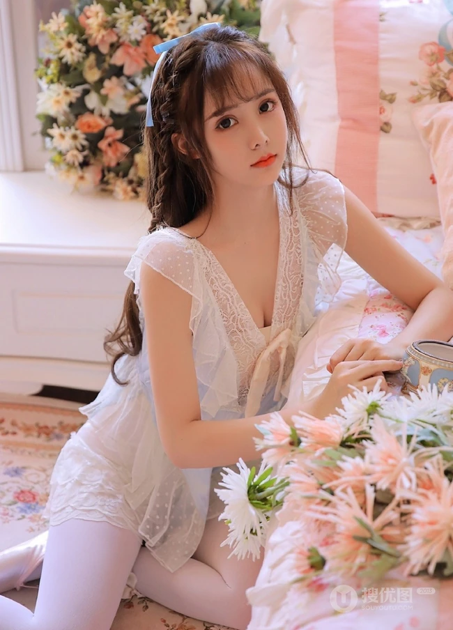 浅粉法式刘海精选大眼少女袜装线条感动人闺房写真图片