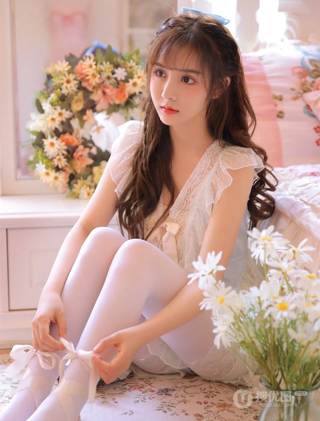 浅粉法式刘海精选大眼少女袜装线条感动人闺房写真图片