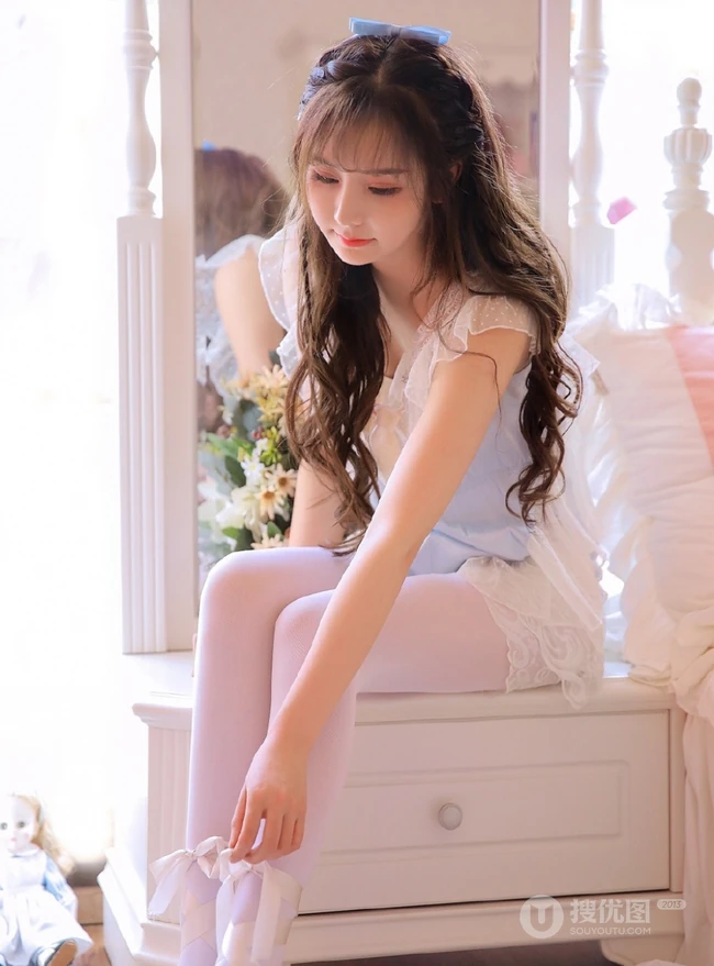 浅粉法式刘海精选大眼少女袜装线条感动人闺房写真图片