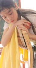 清纯可爱学生妹子白衫灰裙制服短裙装手拿苹果在教室写真图片