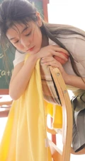 清纯可爱学生妹子白衫灰裙制服短裙装手拿苹果在教室写真图片