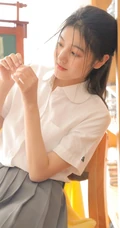 清纯可爱学生妹子白衫灰裙制服短裙装手拿苹果在教室写真图片