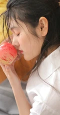 清纯可爱学生妹子白衫灰裙制服短裙装手拿苹果在教室写真图片