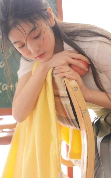 清纯可爱学生妹子白衫灰裙制服短裙装手拿苹果在教室写真图片