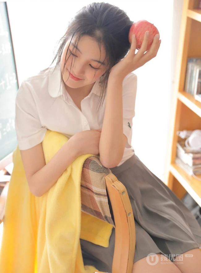 清纯可爱学生妹子白衫灰裙制服短裙装手拿苹果在教室写真图片