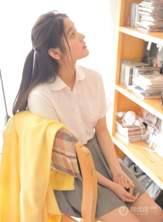 清纯可爱学生妹子白衫灰裙制服短裙装手拿苹果在教室写真图片