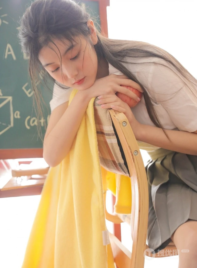 清纯可爱学生妹子白衫灰裙制服短裙装手拿苹果在教室写真图片