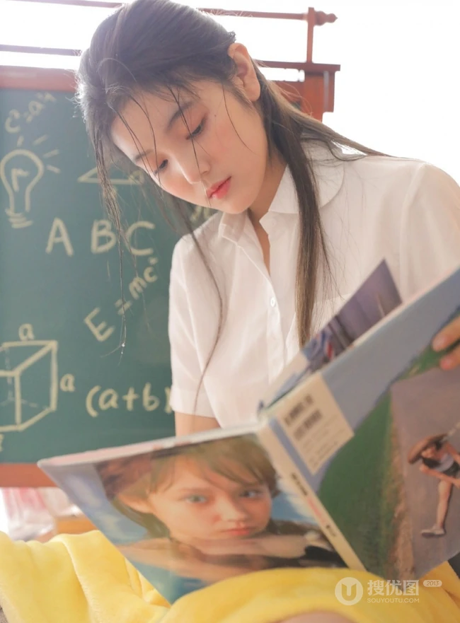 清纯可爱学生妹子白衫灰裙制服短裙装手拿苹果在教室写真图片