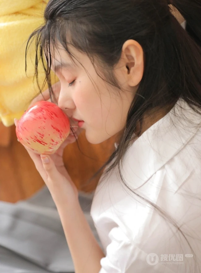 清纯可爱学生妹子白衫灰裙制服短裙装手拿苹果在教室写真图片
