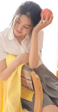 清纯可爱学生妹子白衫灰裙制服短裙装手拿苹果在教室写真图片